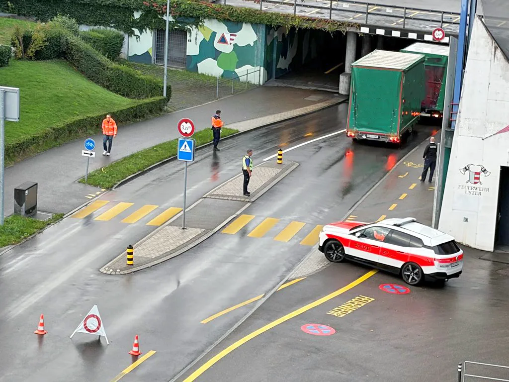 Ein Lkw blieb mit einem Anhänger in einer Unterführung in Uster stecken.
